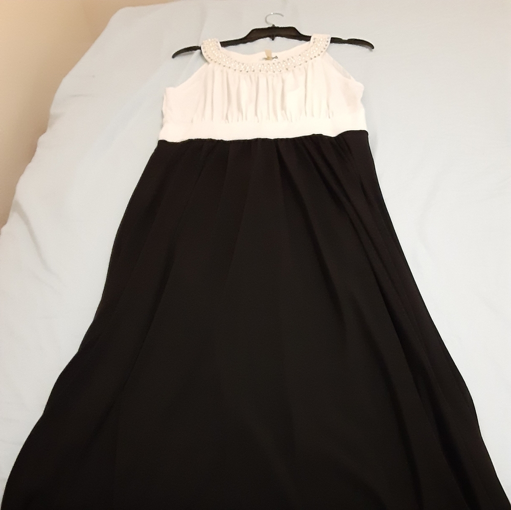 Dresses - Picture 4 of 4